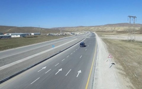 Sel Bakı-Şamaxı yolunda hərəkəti çətinləşdirdi