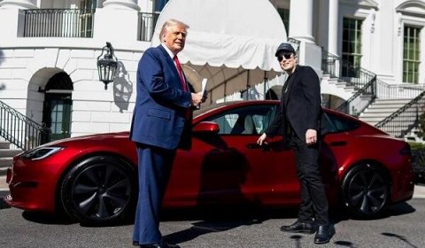 Tramp "Tesla"dan imtina edir