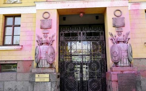 Helsinkidə Müdafiə Nazirliyinin binasına boya atdılar