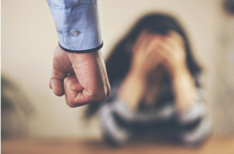 Bakıda kişi onu işə yola salmayan arvadını döydü