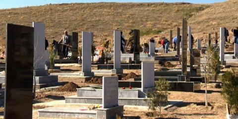 40 il əvvəl ölən anasının qəbrini tapa bilmir - Məhkəməyə müraciət etdi