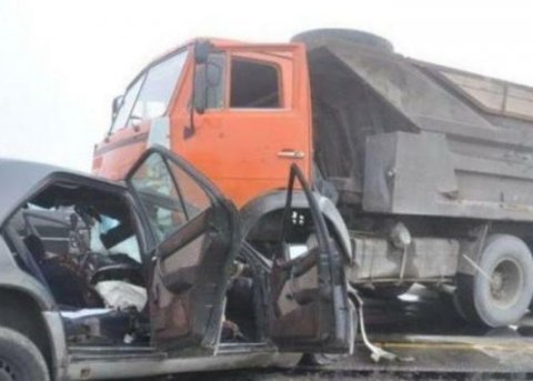 Masallıda minik maşını "KamAZ"la toqquşdu - Ölən və yaralılar var