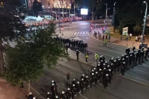 Belqradda etirazlar - 48 polis yaralandı