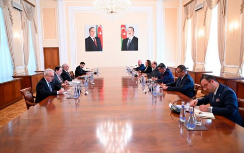 Əli Əsədov Ersin Tatarla müzakirələr apardı