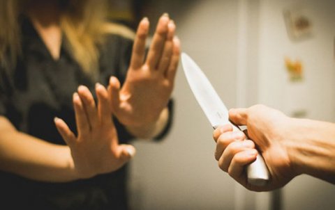 Qaynata gəlnini öldürdü, yoldaşını isə yaraladı