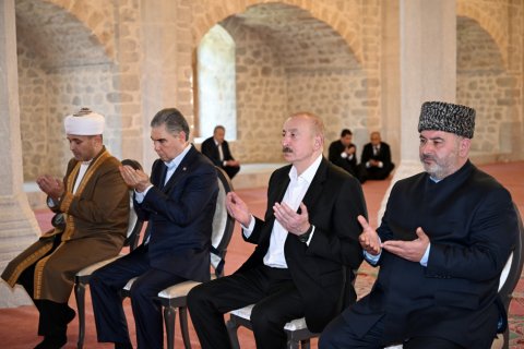 Yuxarı Gövhər Ağa məscidində dua etdilər - FOTO