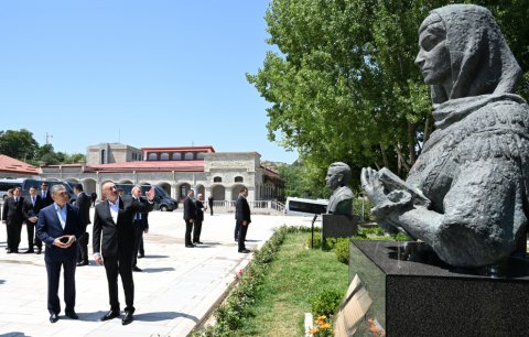 Liderlər Şuşada güllələnmiş heykəllərə baxdılar - FOTO