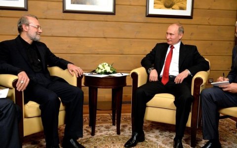 Putin Kremldə Laricani ilə görüşdü