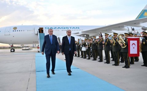 Ərdoğan Tokayevi hava limanında qarşıladı