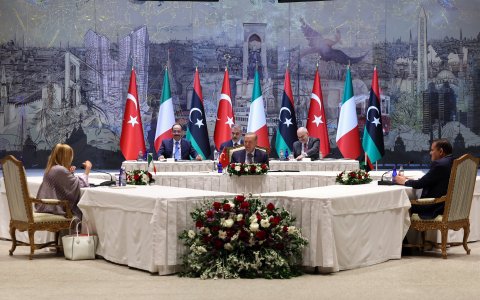 İstanbulda üçtərəfli zirvə görüşü - FOTO