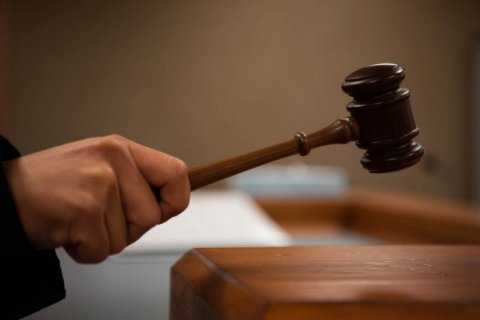 Azərbaycanda deputat xadiməni MƏHKƏMƏYƏ VERDİ