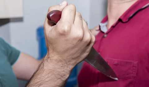 Kafedə 34 yaşlı kişi bıçaqlandı
