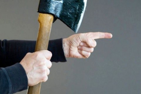Balta ilə insanlara hücum edən ruhi xəstə saxlanıldı