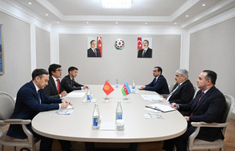 Samir Şərifov qırğız həmkarı ilə görüşdü