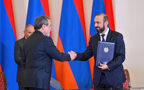 Mirzoyan  iranlı həmkarı ilə görüşdü