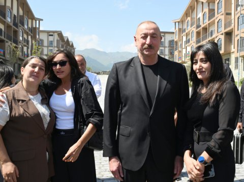 Prezident və xanımı kəlbəcərlilərlə bir arada - FOTO