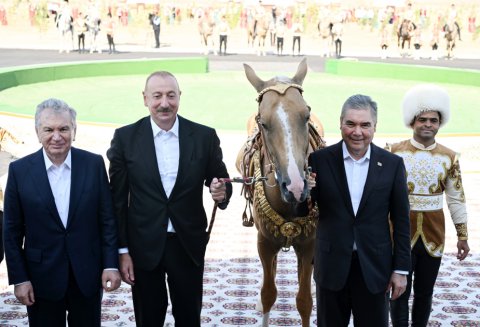 İlham Əliyevə “Axaltəkə” atı hədiyyə edildi
