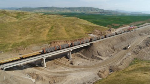 Horadiz-Ağbənd dəmir yolu ilə yüklərin daşınmasına başlanıldı