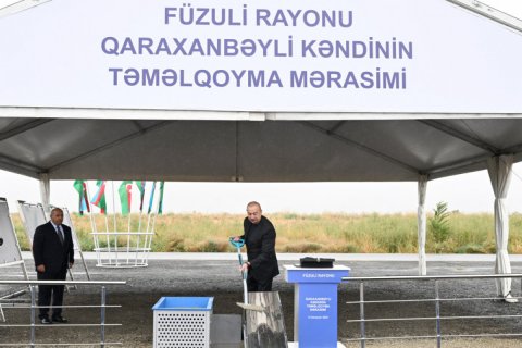 Prezident Füzulidə Qaraxanbəyli kəndinin təməlini qoydu