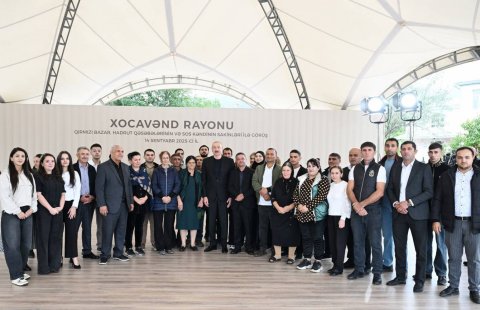 Prezident yurdlarına dönmüş sakinlərlə görüşdü