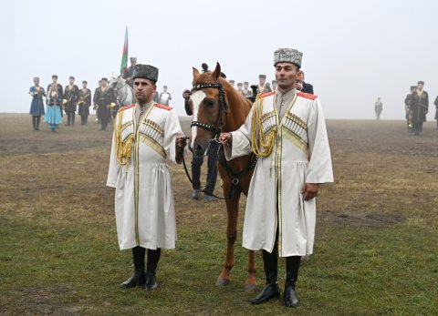 İlham Əliyev həmkarına “Ərgünəş” adlı Qarabağ atı hədiyyə etdi - FOTO