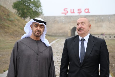 Prezidentlər Şuşa qalasının önündə foto çəkdirdilər