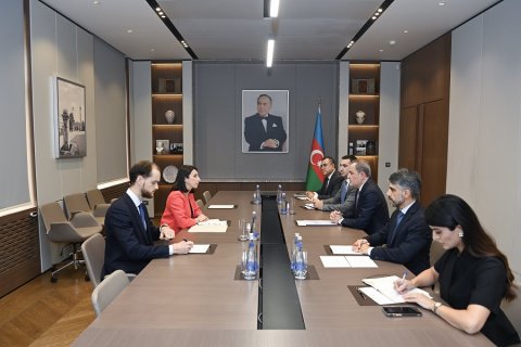 Fransanın yeni səfiri etimadnaməsinin surətini Ceyhun Bayramova təqdim etdi