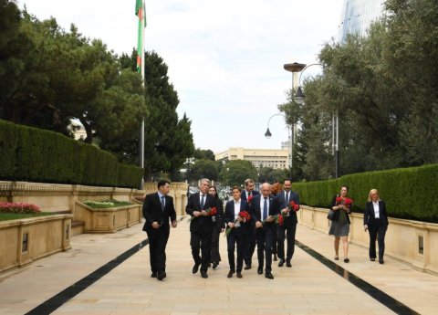 Serbiya spikeri Fəxri xiyabanı və Şəhidlər xiyabanını ziyarət edib