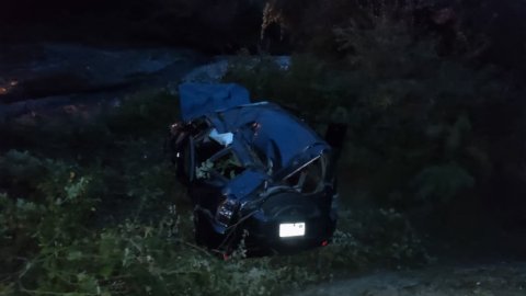 Xaçmazda maşın çaya aşdı - yaralılar var