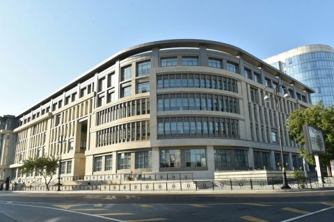 Güclü külək məktəbin darvazasını aşırdı