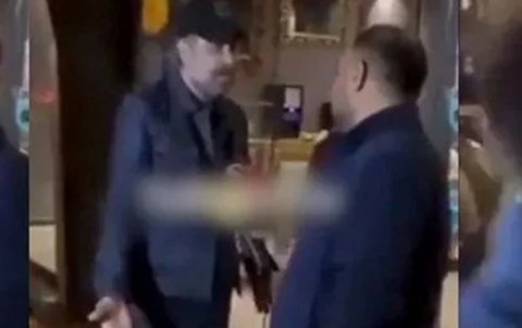 Məşhur aktyor jurnalisti söydü - Döyüldü
