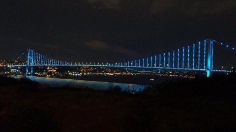 İstanbulun tarixi körpüsü TDT bayrağının rəngi ilə işıqlandırıldı