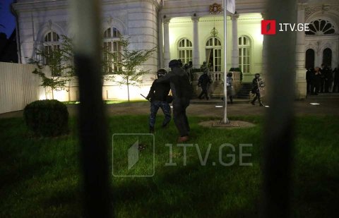Tbilisidə ara qarışdı: etirazçılar Prezident Sarayının ərazisinə basqın etdilər - FOTO