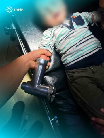 Əli ətçəkən maşında qalan azyaşlının həyatı xilas edildi