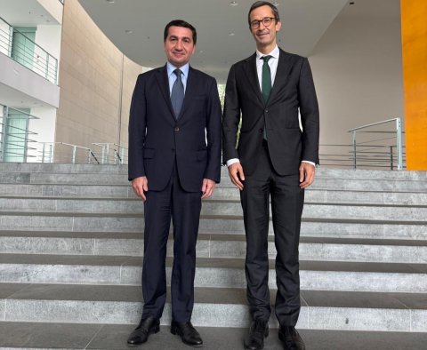 Hikmət Hacıyev Almaniya kanslerinin müşaviri ilə görüşdü