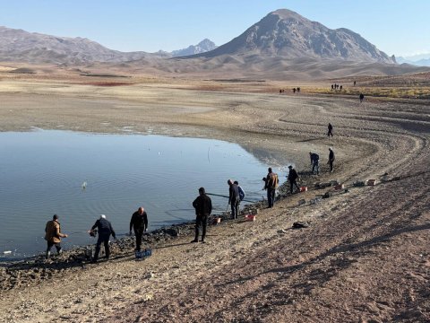 Agentliyin əməkdaşları balıqların kütləvi öldüyü su anbarında olublar