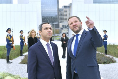 Estoniyanın xarici işlər naziri Zəfər parkında - FOTO