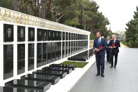 Estoniya XİN rəhbəri Şəhidlər xiyabanını ziyarət etdi