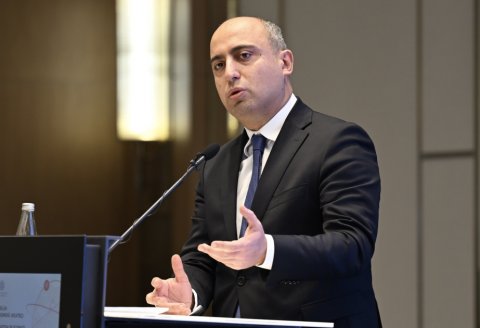Emin Əmrullayev qızların təhsilindən danışdı: “Hələ də məhdudiyyət qoyulur”