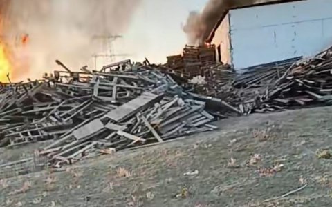 Binəqədidə taxta yığılmış ərazidə yanğın başlayıb - FOTO