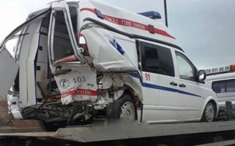 Gəncədə təcili yardım avtomobili qəzaya düşdü