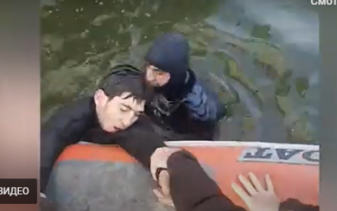 Bulvarda dənizdə batma təhlükəsi olan şəxs xilas edildi - VİDEO