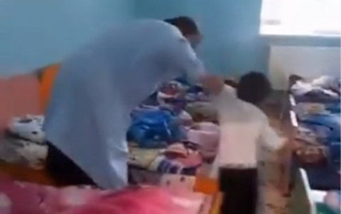 Bağçada azyaşlıya şiddət göstərən dayə İŞDƏN ÇIXARILDI