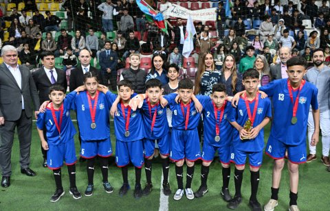 Prezidentin qızları və gəlini minifutbol turnirində
