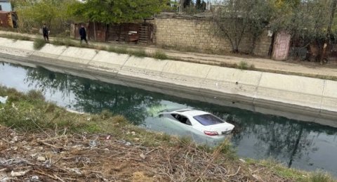 Sumqayıtda avtomobil kanala düşdü - Yaralananlar var