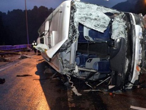 Ermənistanda avtobus aşdı: 18 yaralı