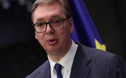 Vuçiç təslim olur