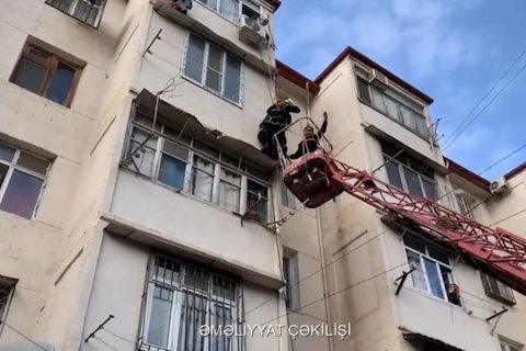 Köməksiz vəziyyətdə qalan şəxs xilas edildi - VİDEO