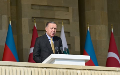 Ərdoğan paradda Məmməd Arazın şeirini səsləndirdi