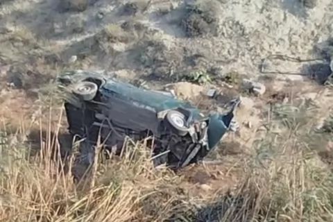 Sumqayıtda avtomobil dərəyə aşdı